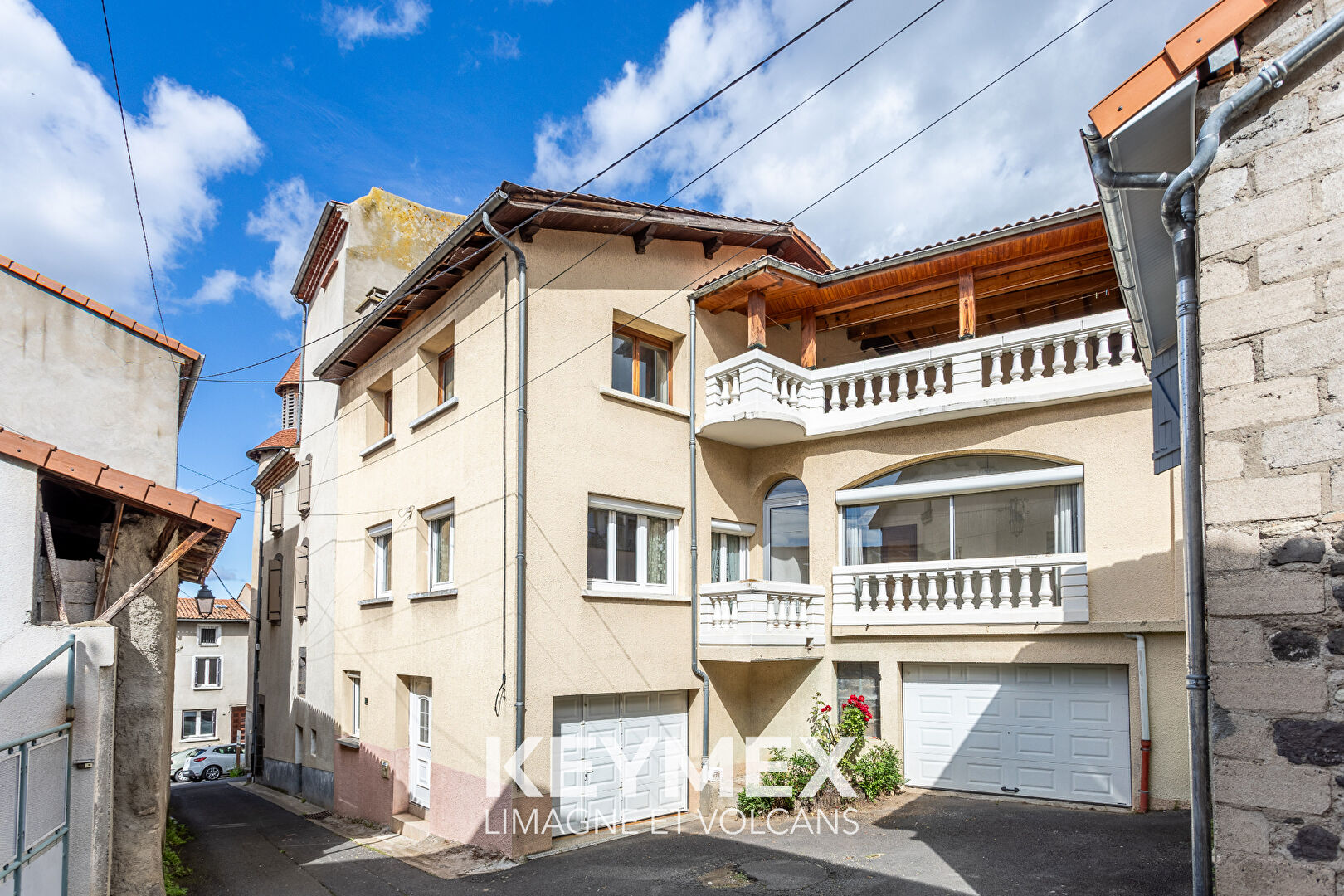 Maison avec garages et terrasse