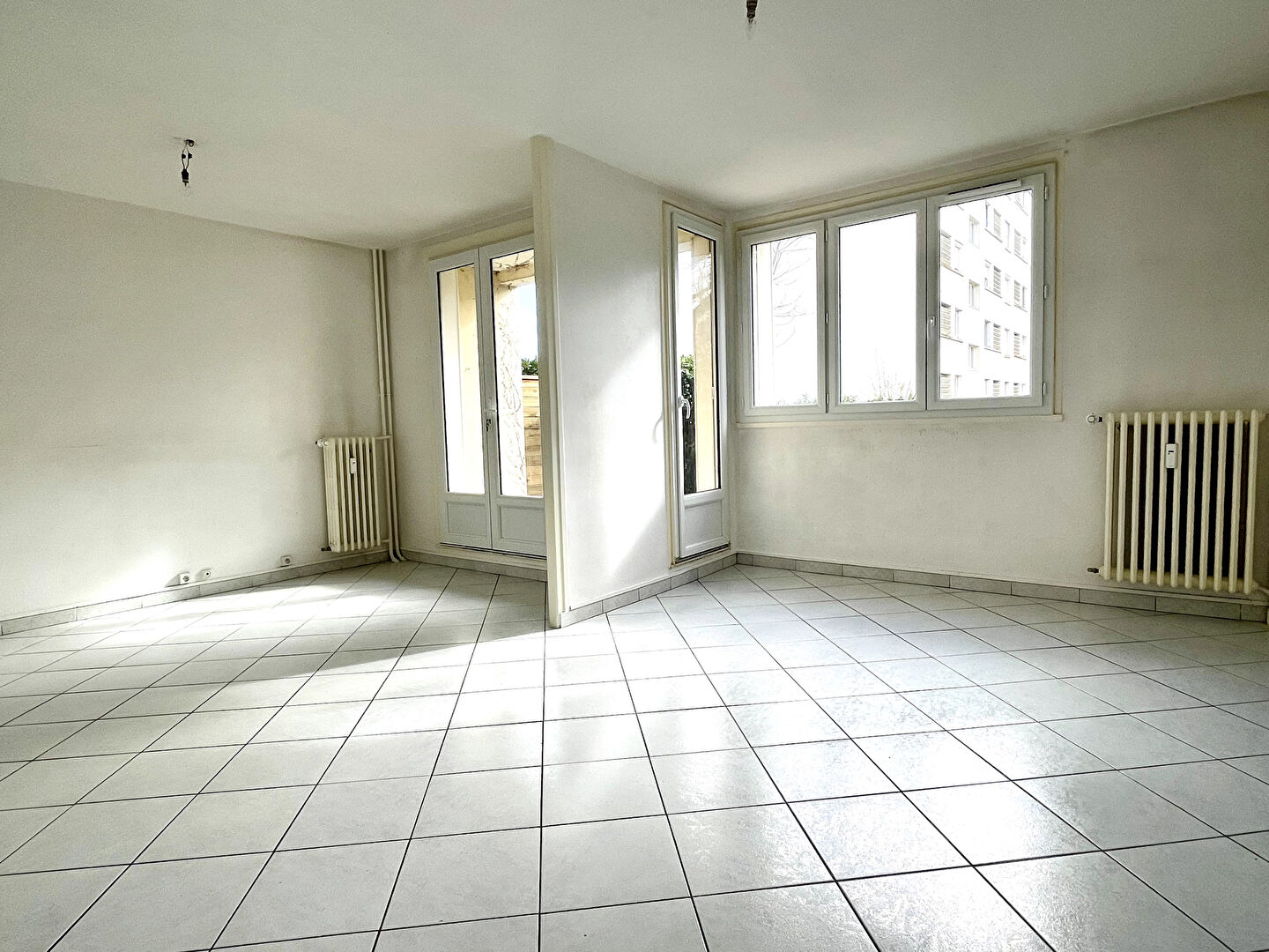 Grand F2 (double Salon) / Centre ville Ermont / proche mairie, gare et commerces