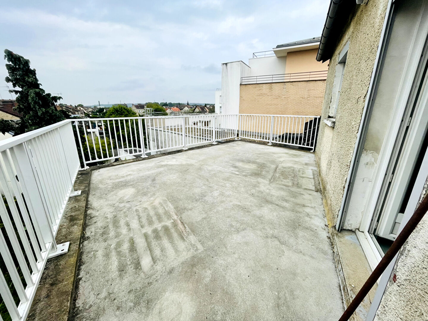 Appartement 2 pièces avec grande terrasse - Persan - Gare à 2 min.