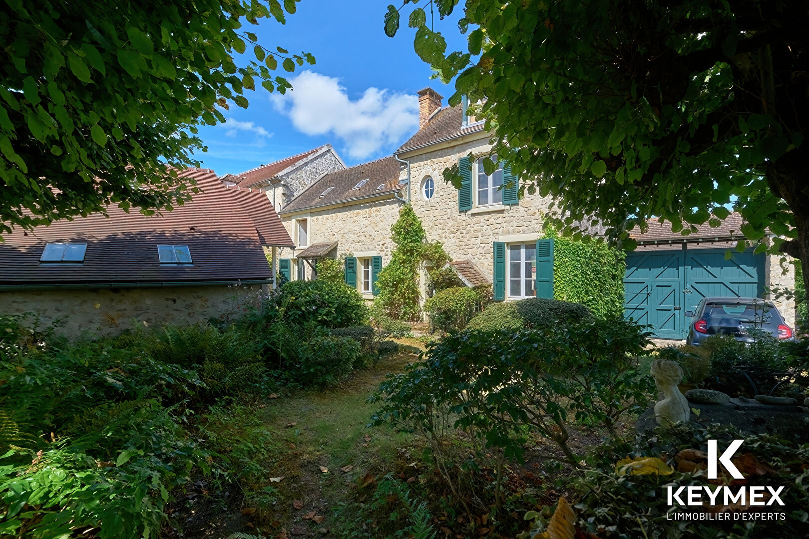 Maison d'environ 125 M²  , dépendance de 16 M² ,surface utile 142 M² sur  jardin paysagé 1065 M²