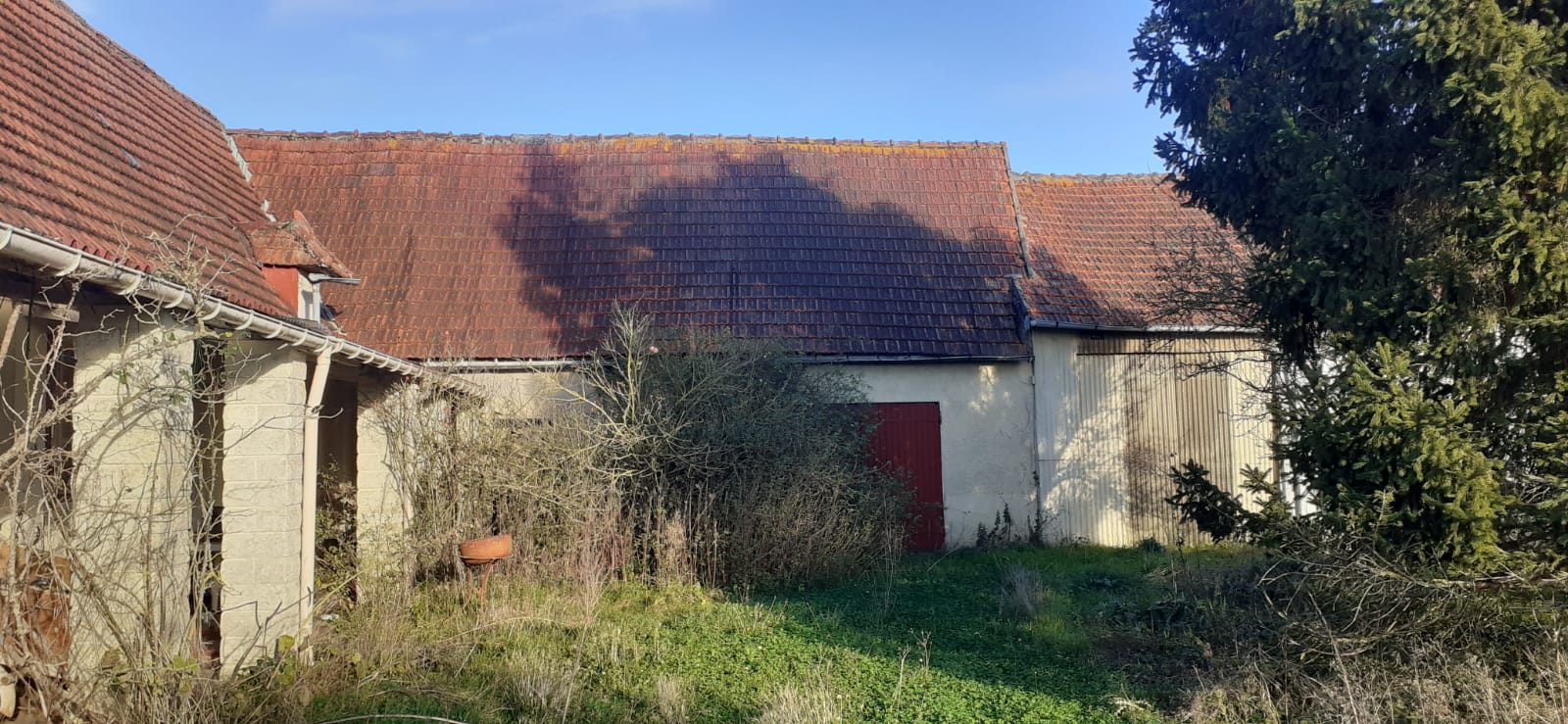 Bâtisses à rénover sur grand Terrain