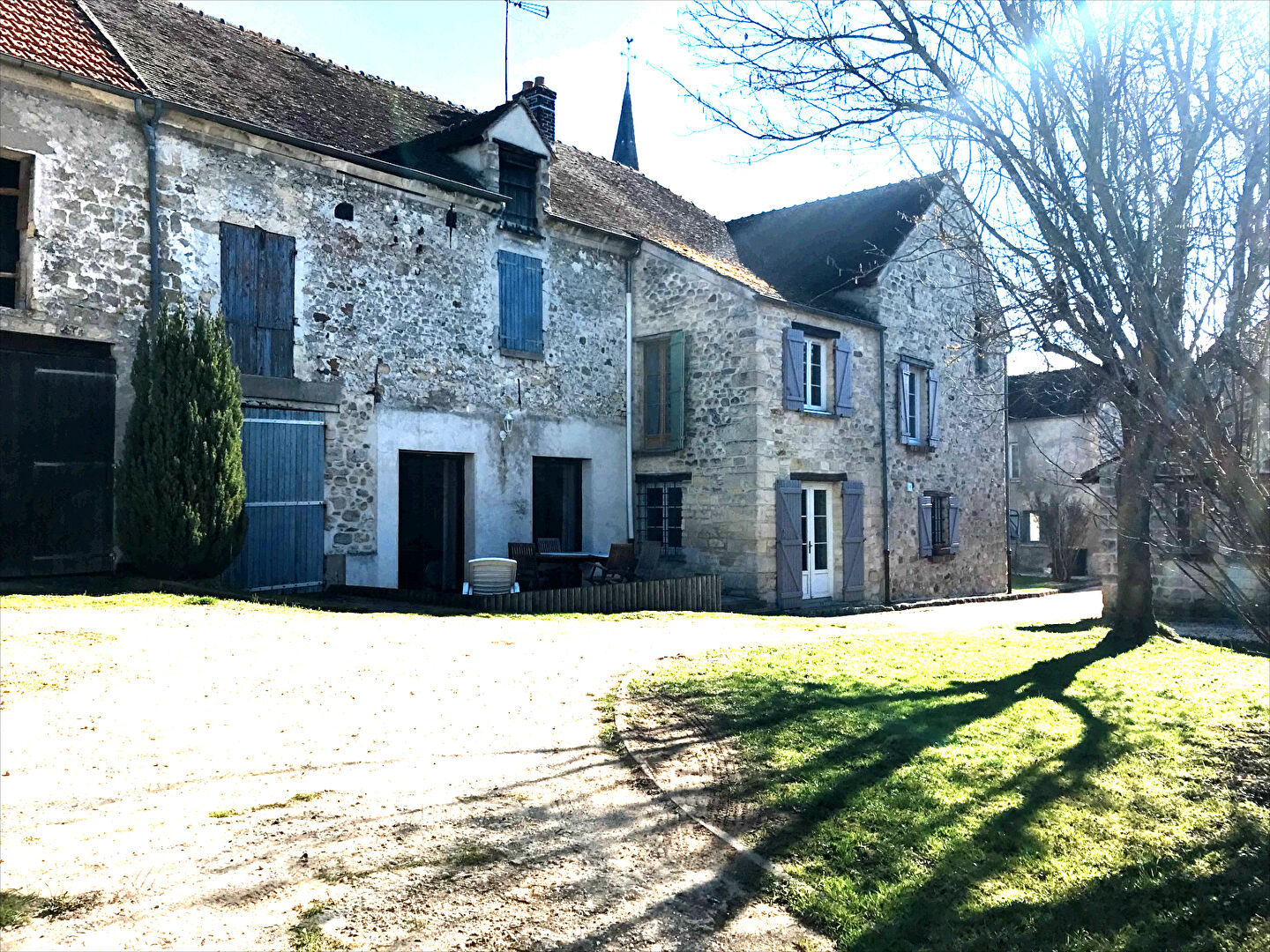 Corps de Ferme 192 m² +  maison secondaire de 60 m² + 200 m² de dépendances