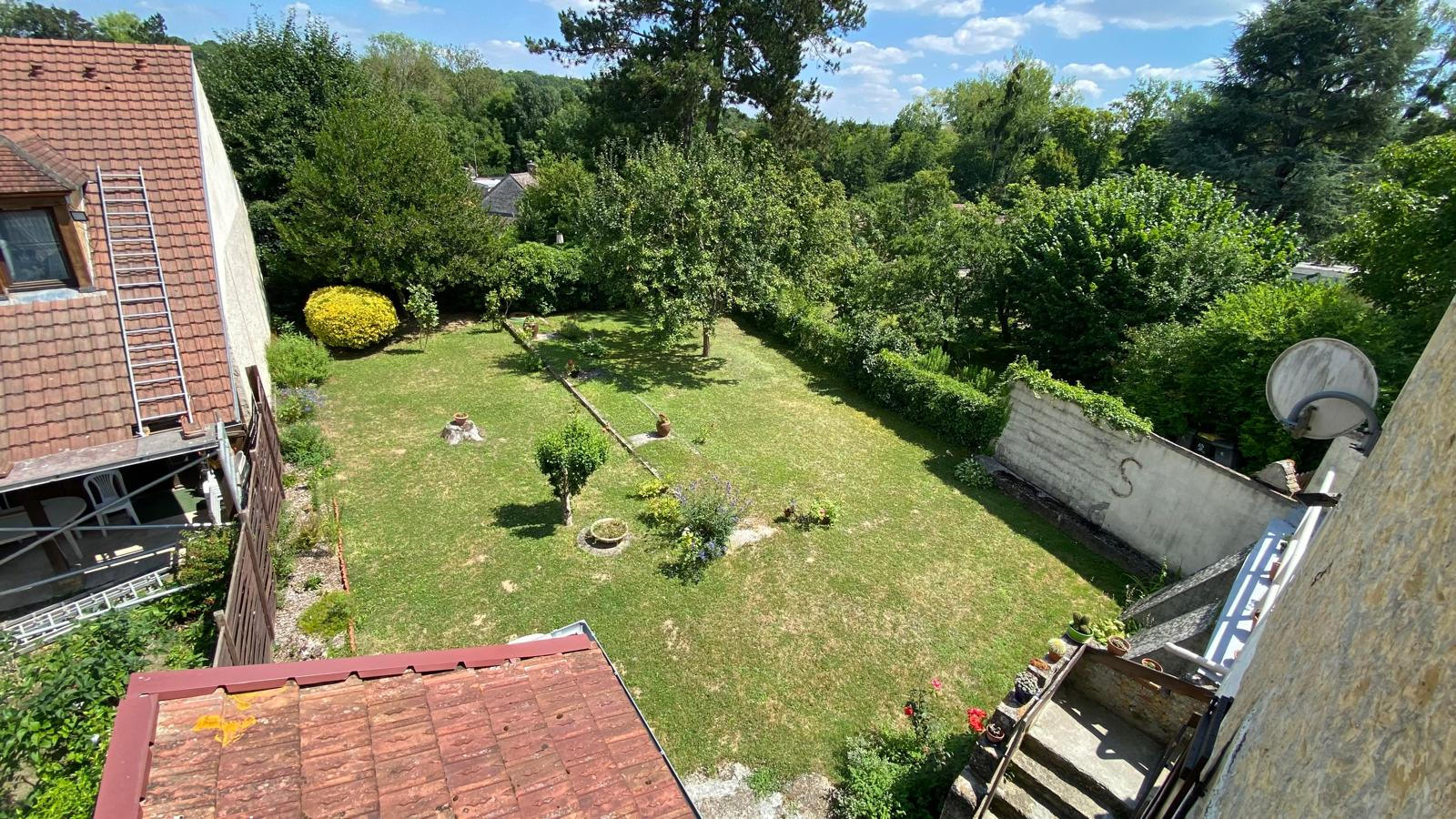 Maison Nesles La Vallee 3 pièces ,49 m2 ,sous-sol , terrasse et jardin  plat  de 394 M²