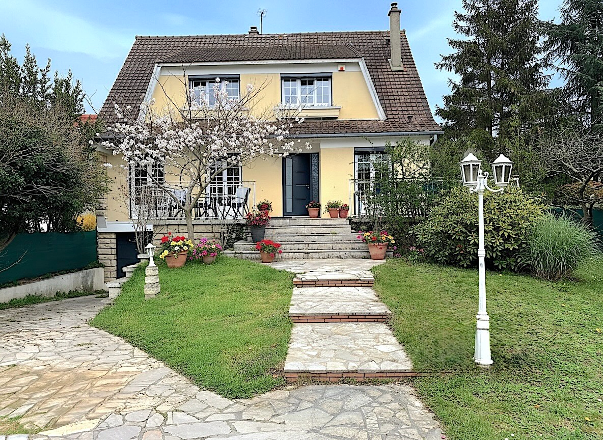 Herblay Sur Seine Maison 8 pièces sur S.sol total et 547m2 de terrain clos.