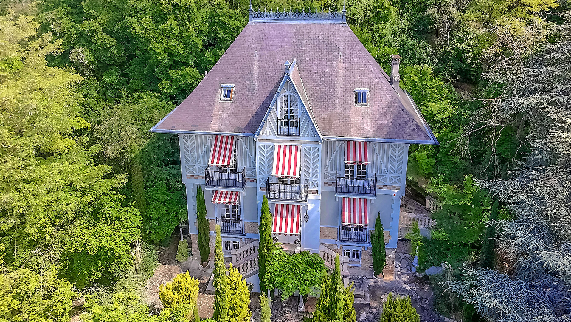 Herblay-sur-Seine Maison de Maître 250m2 sur S.SOL total et 1.739m2 de terrain paysagé.