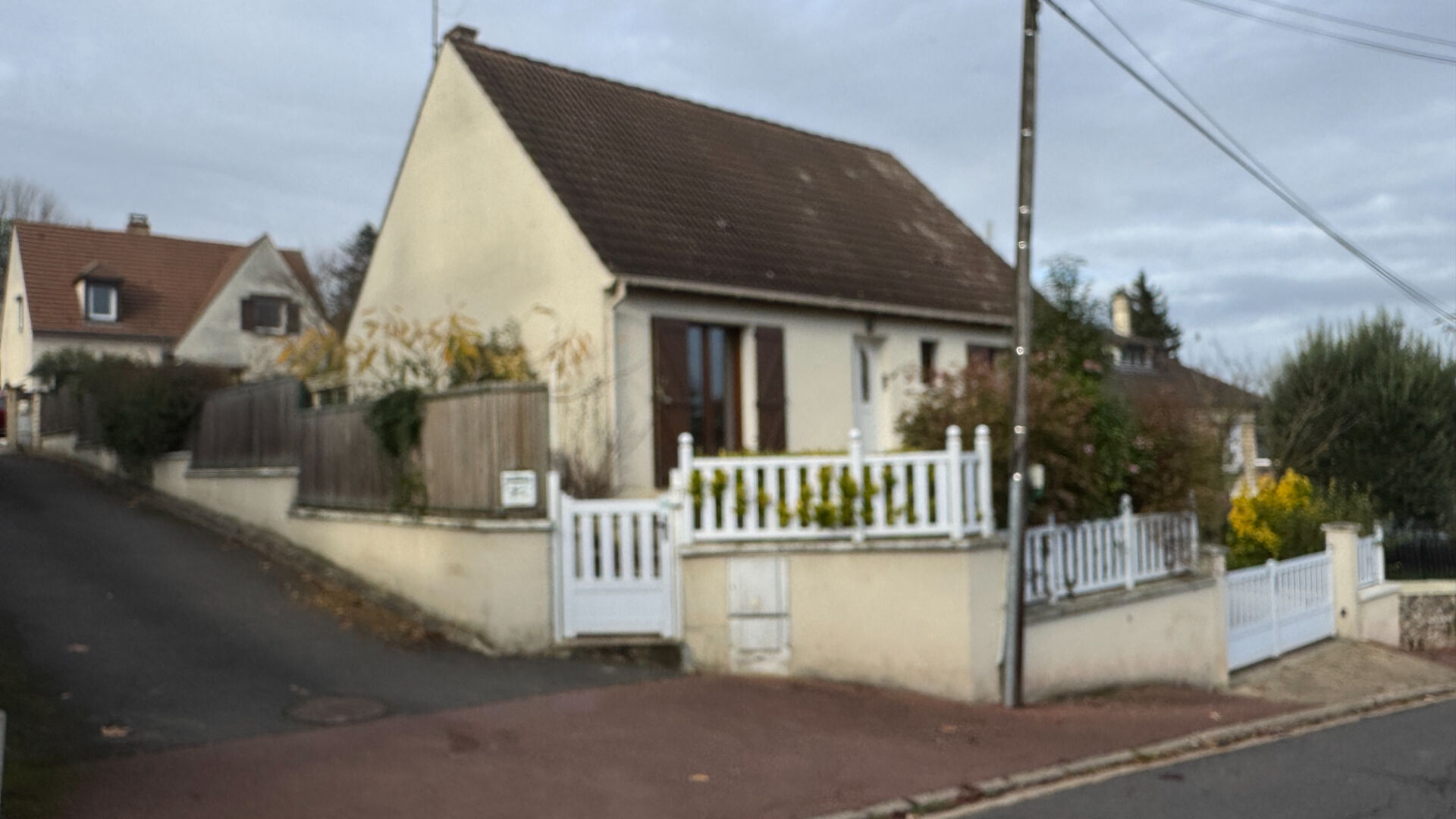 Maison 7 piéces,4 chambres dont 2 au RDC,véranda,sous sol total  sur 400 M² de terrain plat.